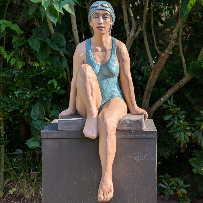 Sitzende Schwimmerin